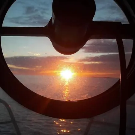 Boathouse In Mausund Apartament *